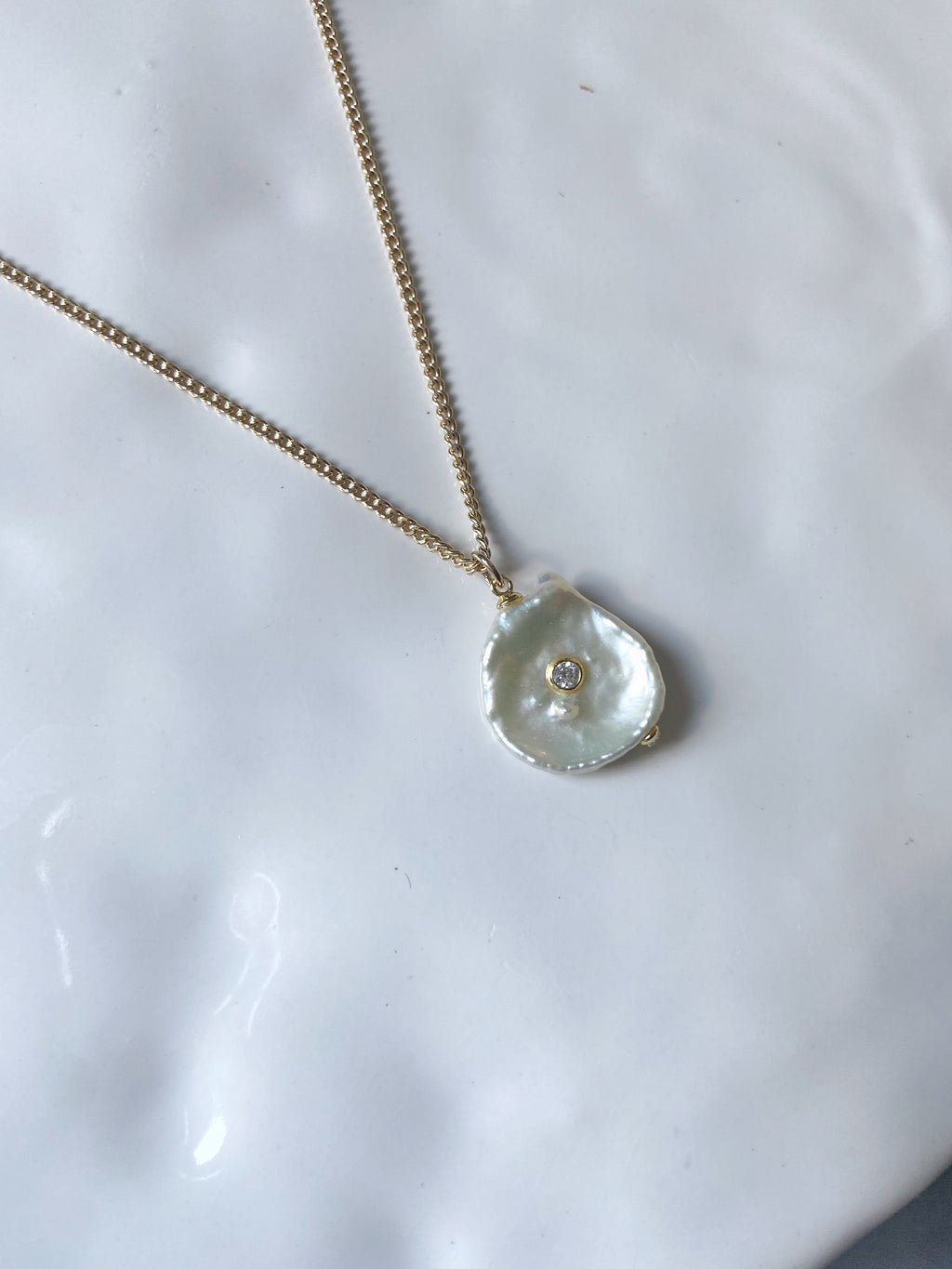 P E A R L A  CURB CHAIN NECKLACE